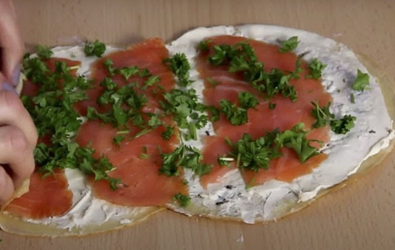 rolly iz blinov s nachinkoj na prazdnichnyj stol 1451362