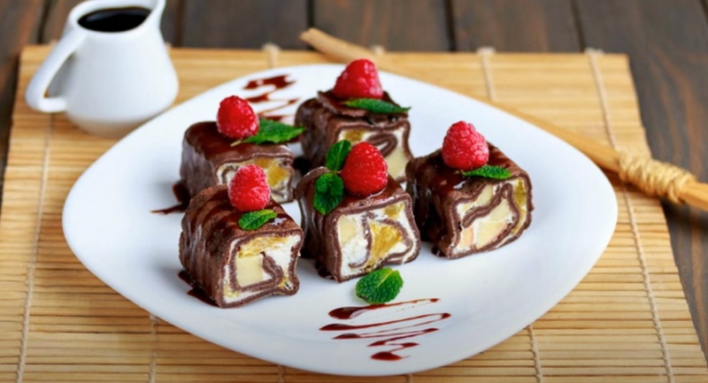 rolly iz blinov s nachinkoj na prazdnichnyj stol 195c277