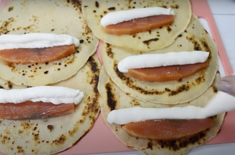 rolly iz blinov s nachinkoj na prazdnichnyj stol 1c091dd