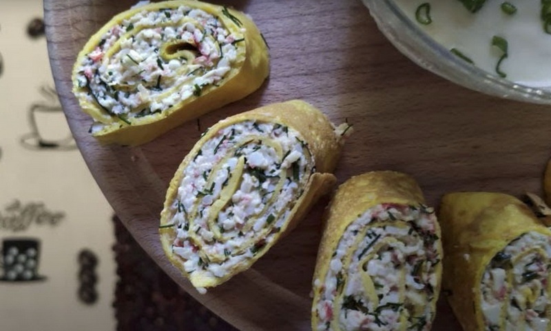 rolly iz blinov s nachinkoj na prazdnichnyj stol 2020630