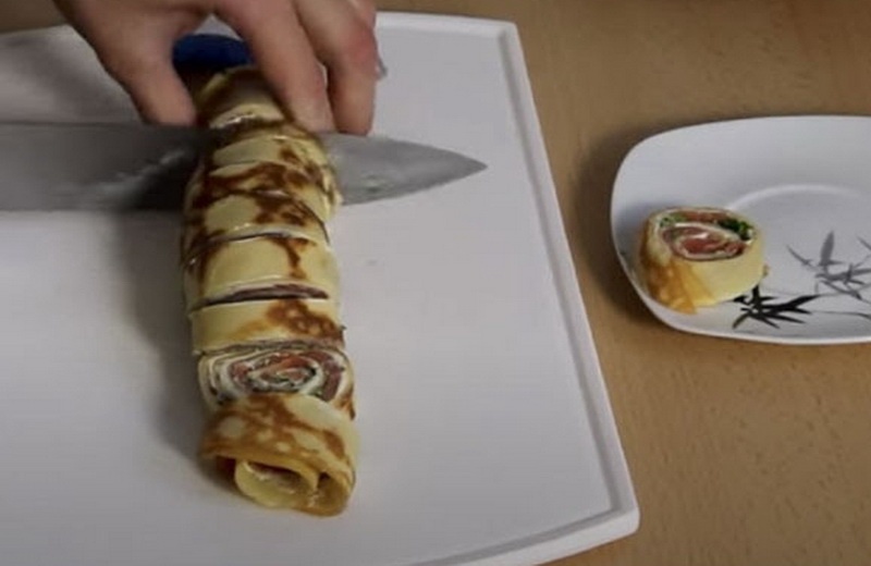 rolly iz blinov s nachinkoj na prazdnichnyj stol 940d8af