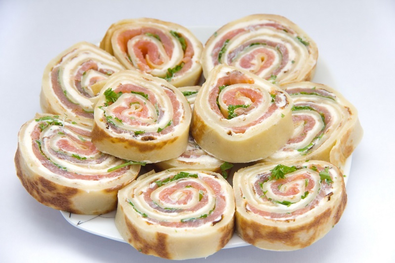 rolly iz blinov s nachinkoj na prazdnichnyj stol c86e7e1