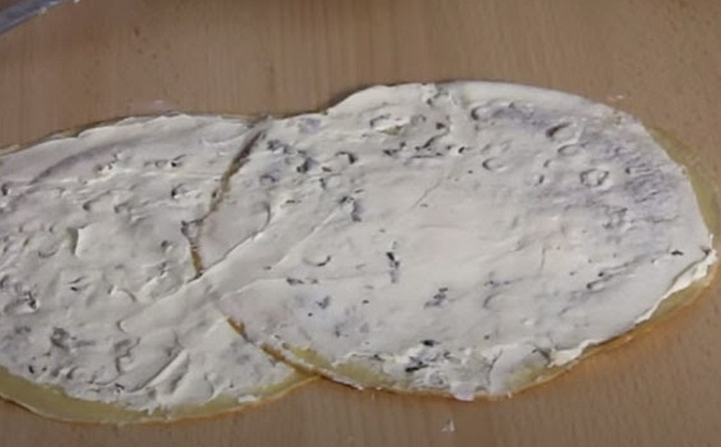 rolly iz blinov s nachinkoj na prazdnichnyj stol d3ca310