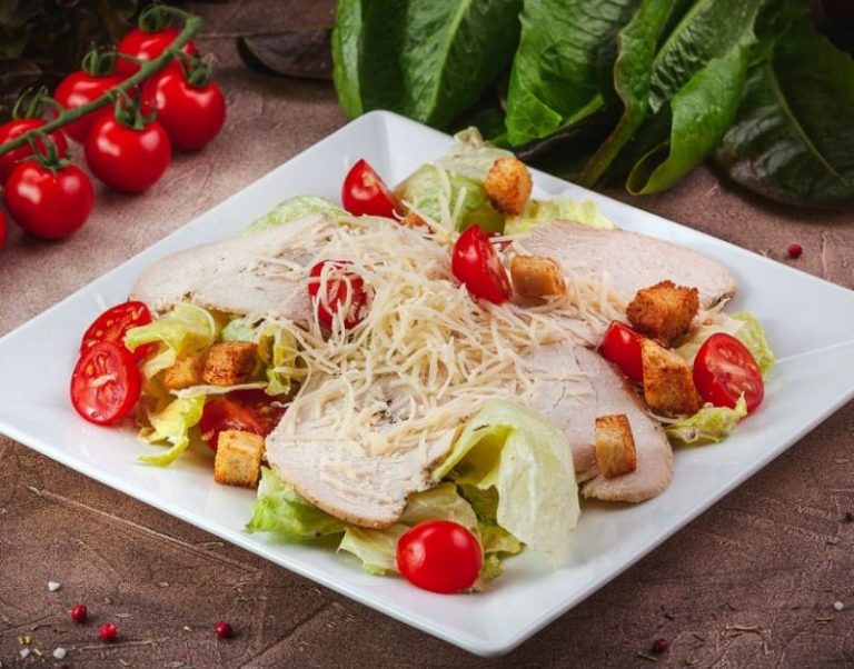 Салат Цезар з курячою грудкою 29 salat cezar s kurinoj grudkoj 59cedf6