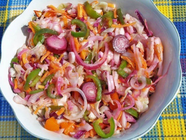 Salat zi svizhoi kapusty z pomidoramy