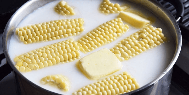 Як і скільки варити кукурудзу в качанах в каструлі