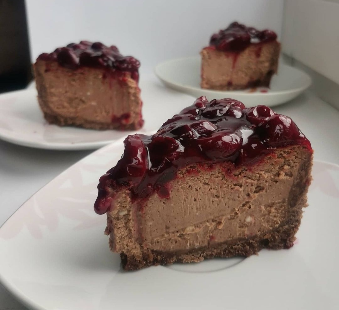 Шоколадний чізкейк з вишнею. Дуже смачний та ароматний рецепт десерту, який сподобається всім