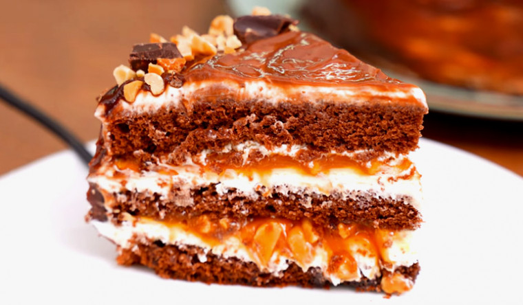  Шоколадный торт с арахисом и карамелью «Сникерс» 
