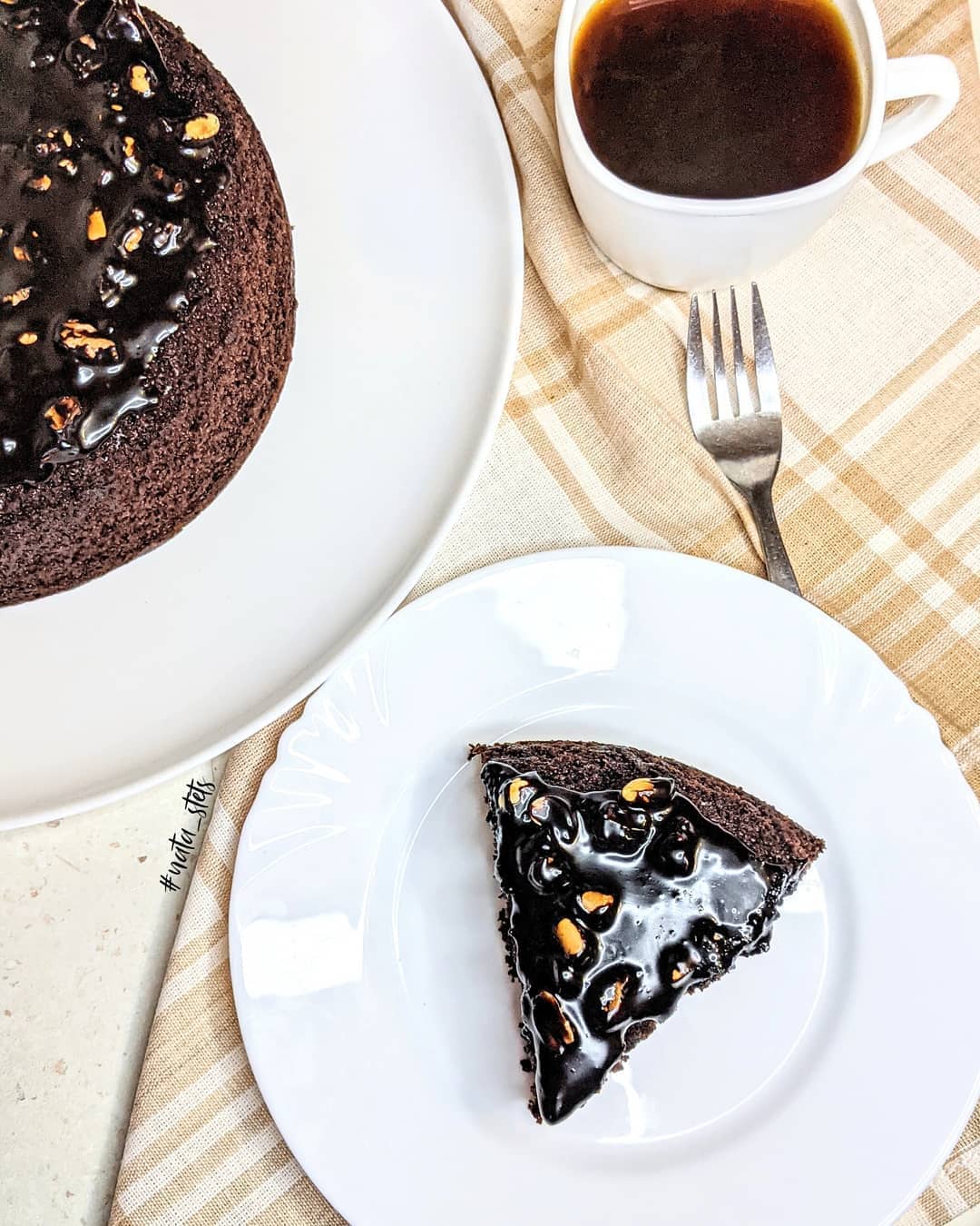 Мега шоколадний пиріг з кавовою ноткою та глазур'ю з горішками