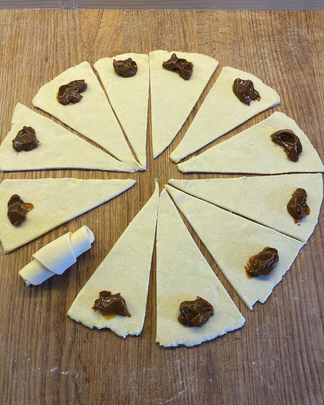 Пухкі рогалики на сирному тісті - начинку можна ставити на свій смак