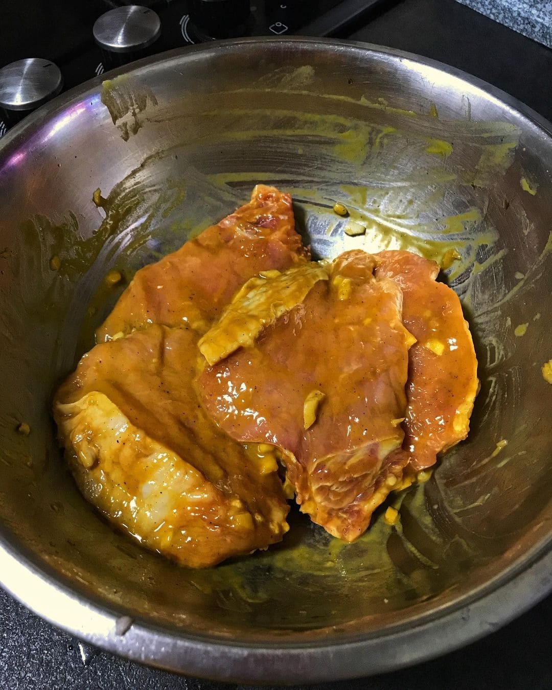 Свинячі стейки на кістці: смак і аромат неймовірний - секрет у маринаді