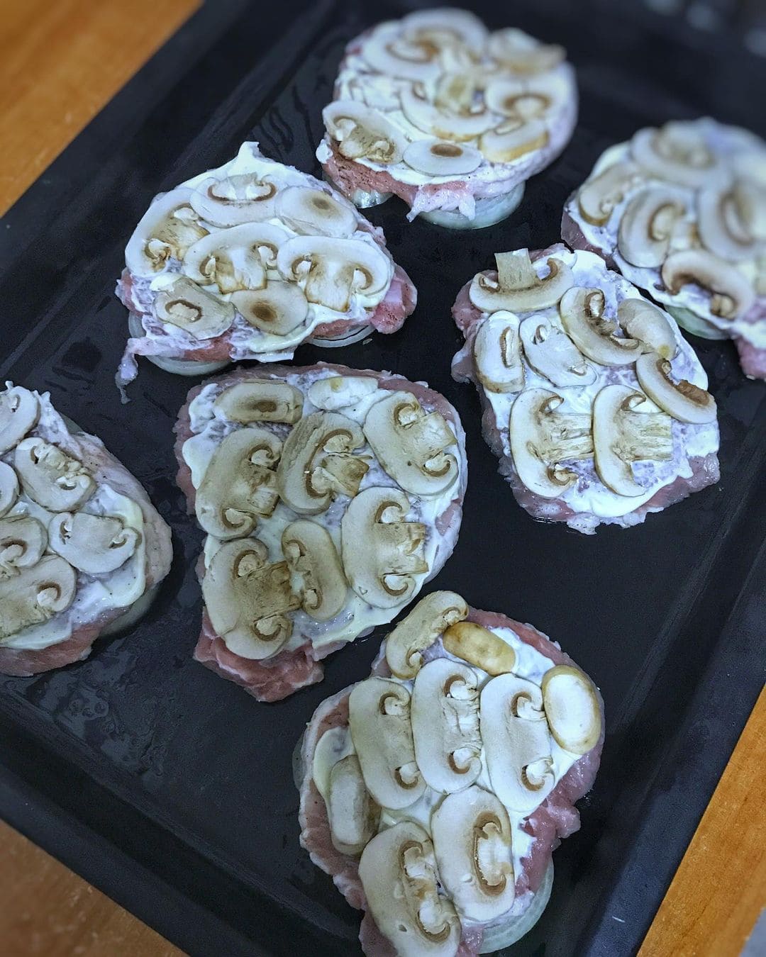 М’ясо запечене з грибами в духовці - нагадує м’ясо по французки, тільки смачніше