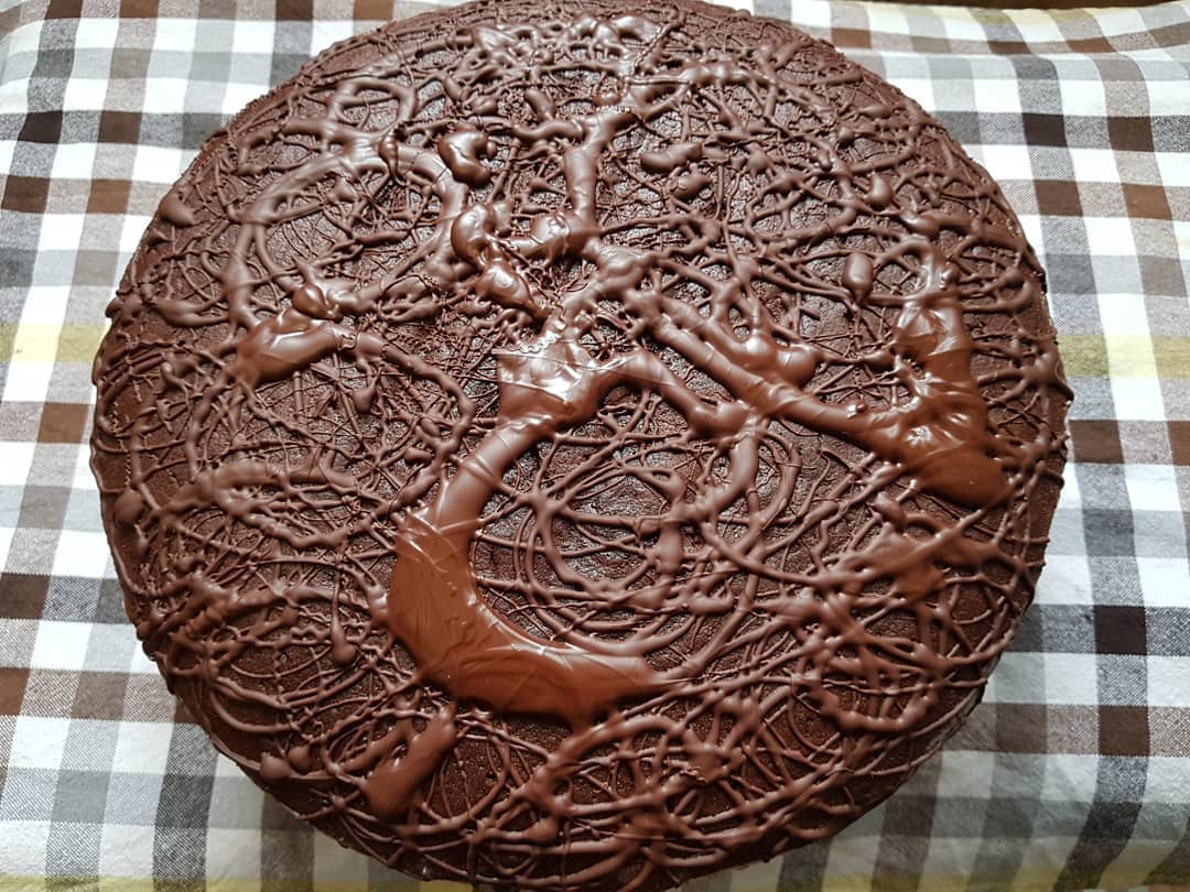 Неймовірно смачний шоколадний торт з кремом пломбір