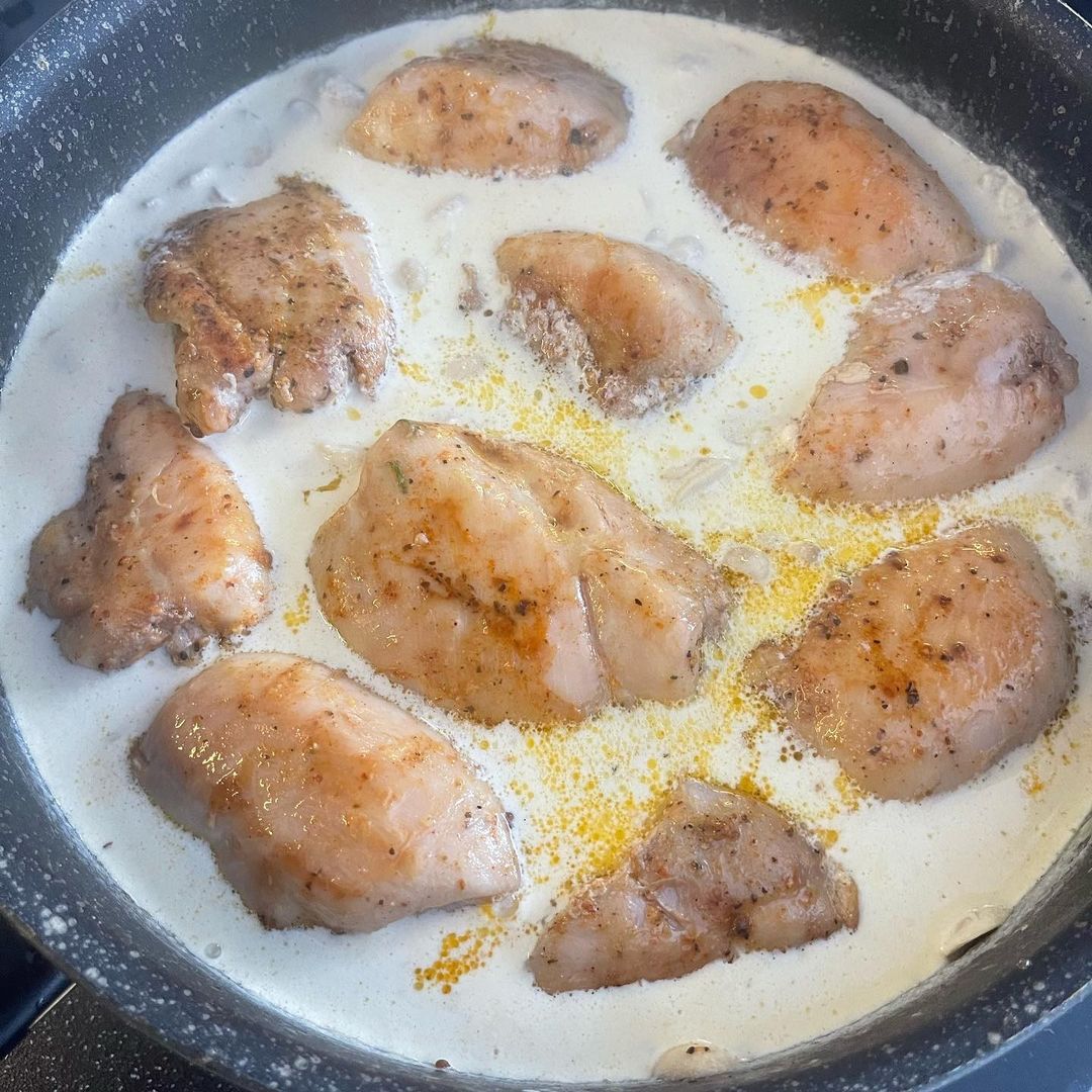 Ідеальна вечеря: курячі стегна з печерицями в вершковому соусі