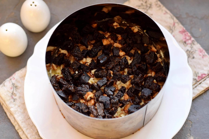 zakusochnyj tort salat s kopchenoj kuricej i chernoslivom d1e8276