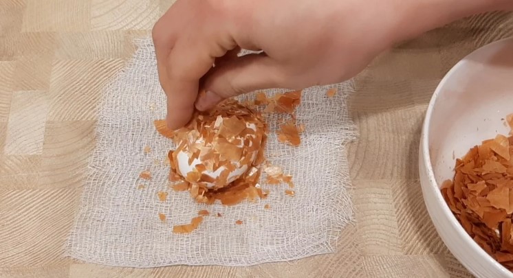 jak krasivo pofarbuvati jajcja na velikden cibulevim lushpinnjam 13aa4af