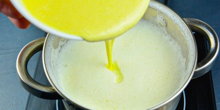 vlijte jajcja v kipljache moloko u magazini takogo siru ne kupish vsogo 3 ingrediyenti 12649c9