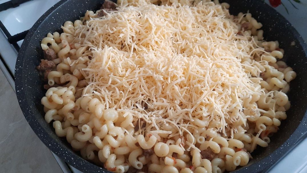 Макарони з фаршем на сковороді з сиром та з томатною пастою 42 06d7460a61021506b2b2bf942029d91f