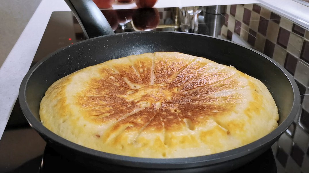 Як приготувати сирний пиріг з яблуками: рецепт на сковороді 60 0f70203b832b96a7802893e46830dc05