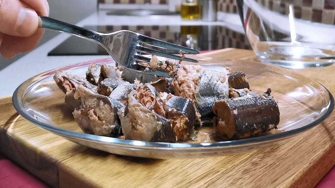 Простий салат з рибними консервами, варіант з сайрою: забутий рецепт з 90-х 24 1fe642f204f33eea424d5800fd9cfe51