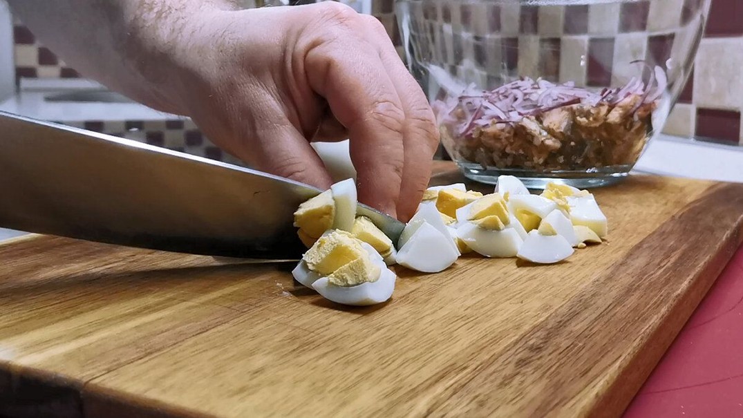 Простий салат з рибними консервами, варіант з сайрою: забутий рецепт з 90-х 26 6ace335de6fa2d8157cecd70c9e5c918