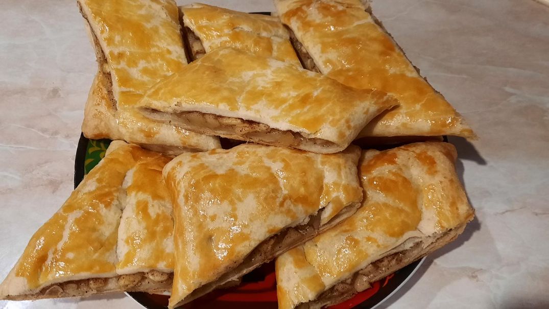 штрудель з яблуками і корицею