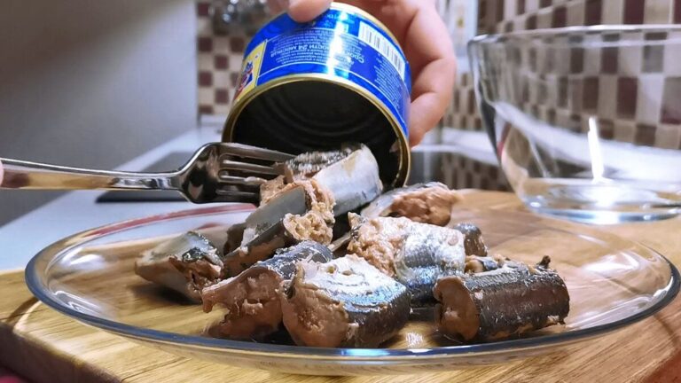 Простий салат з рибними консервами, варіант з сайрою: забутий рецепт з 90-х 7 e5f83c9149f702a3cfd0879ed282cb69