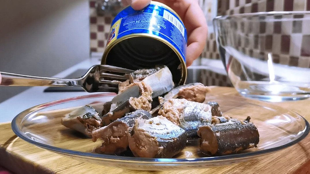 Простий салат з рибними консервами, варіант з сайрою: забутий рецепт з 90-х 23 e5f83c9149f702a3cfd0879ed282cb69