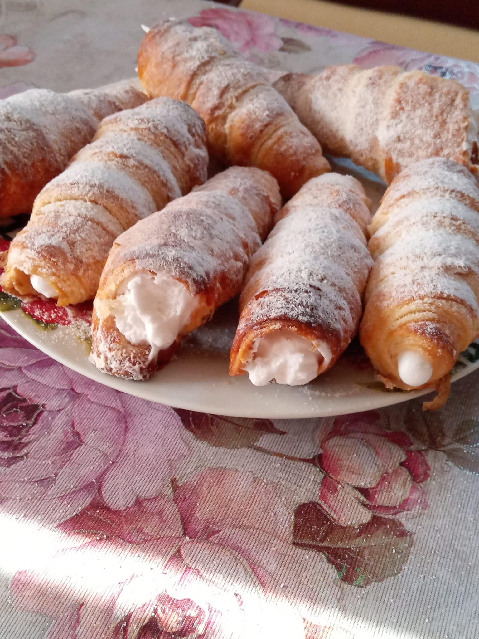 Трубочки з білково-заварним кремом на смальці - Трубочки виходять ну дууууже смачні просто самі тануть у роті