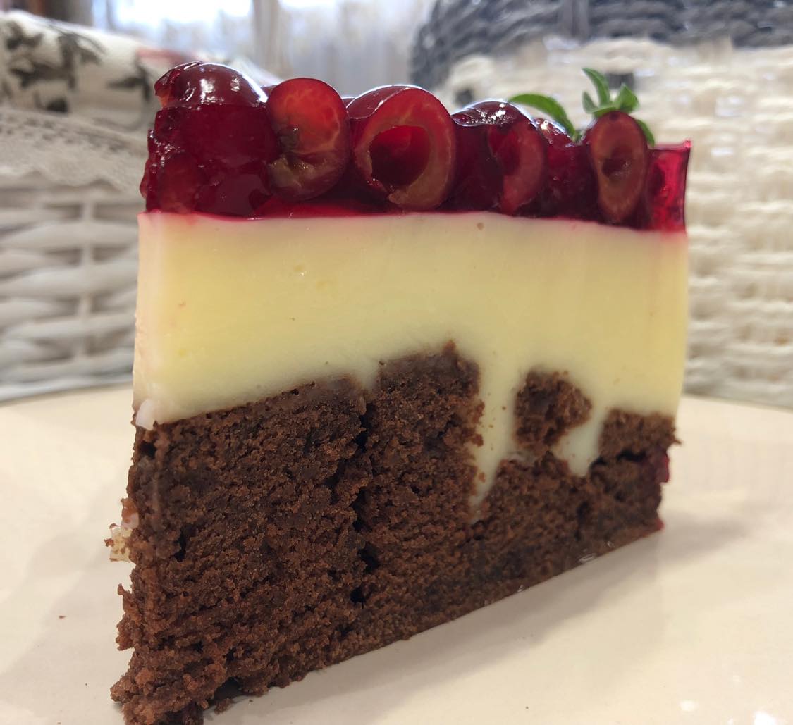 Торт шоколадний із вишнями і ніжним кремом - перевірений та дуже смачний