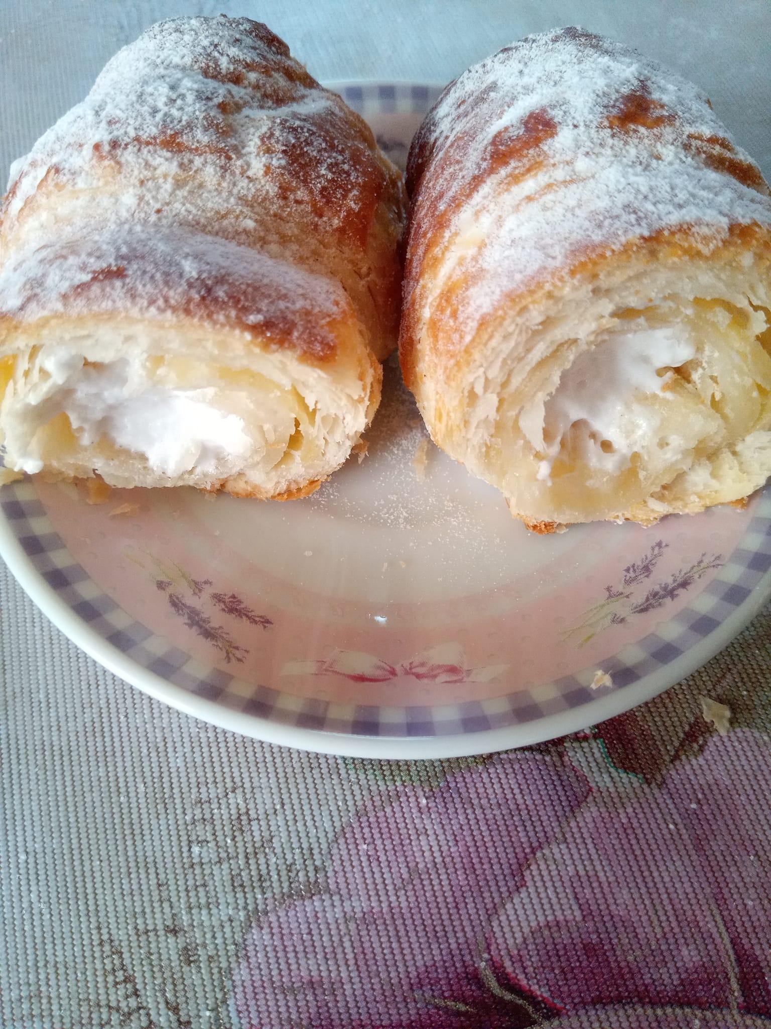 Трубочки з білково-заварним кремом на смальці - Трубочки виходять ну дууууже смачні просто самі тануть у роті