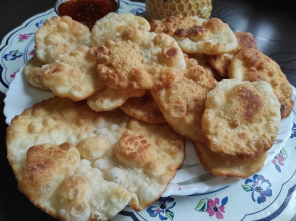 Паляниці на сковороді з борошна та води - замість хліба. Взяла мінералку з сіллю і навіть не очікувала такого ефекту в тісті - бульбашки так і «танцюють» 78 514c21a154e0bca5fbe9f32bc435e0e8