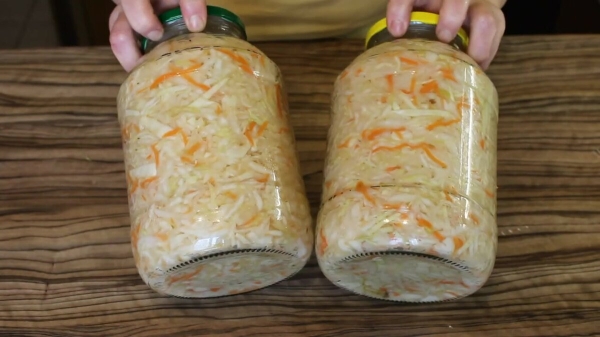 Квашена КАПУСТА на зиму - як солити капусту в банках. Готуємо квашену капусту, по одному з перевірених і вірних рецептів