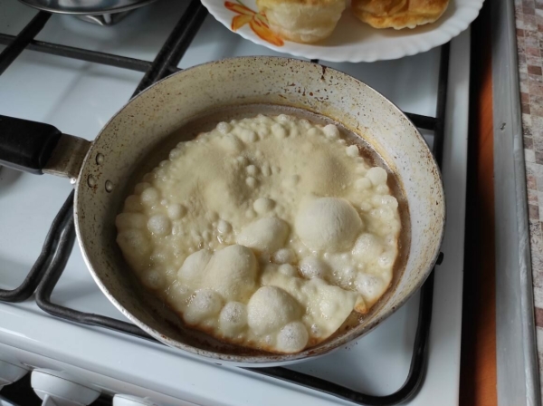Паляниці на сковороді з борошна та води - замість хліба. Взяла мінералку з сіллю і навіть не очікувала такого ефекту в тісті - бульбашки так і «танцюють» 75 95dc9ceb37e2a8d31260ff55bcf3445d