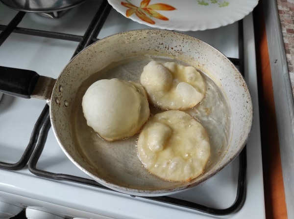Паляниці на сковороді з борошна та води - замість хліба. Взяла мінералку з сіллю і навіть не очікувала такого ефекту в тісті - бульбашки так і «танцюють» 73 e998e714f8f7497216cdbde7ba67cb56