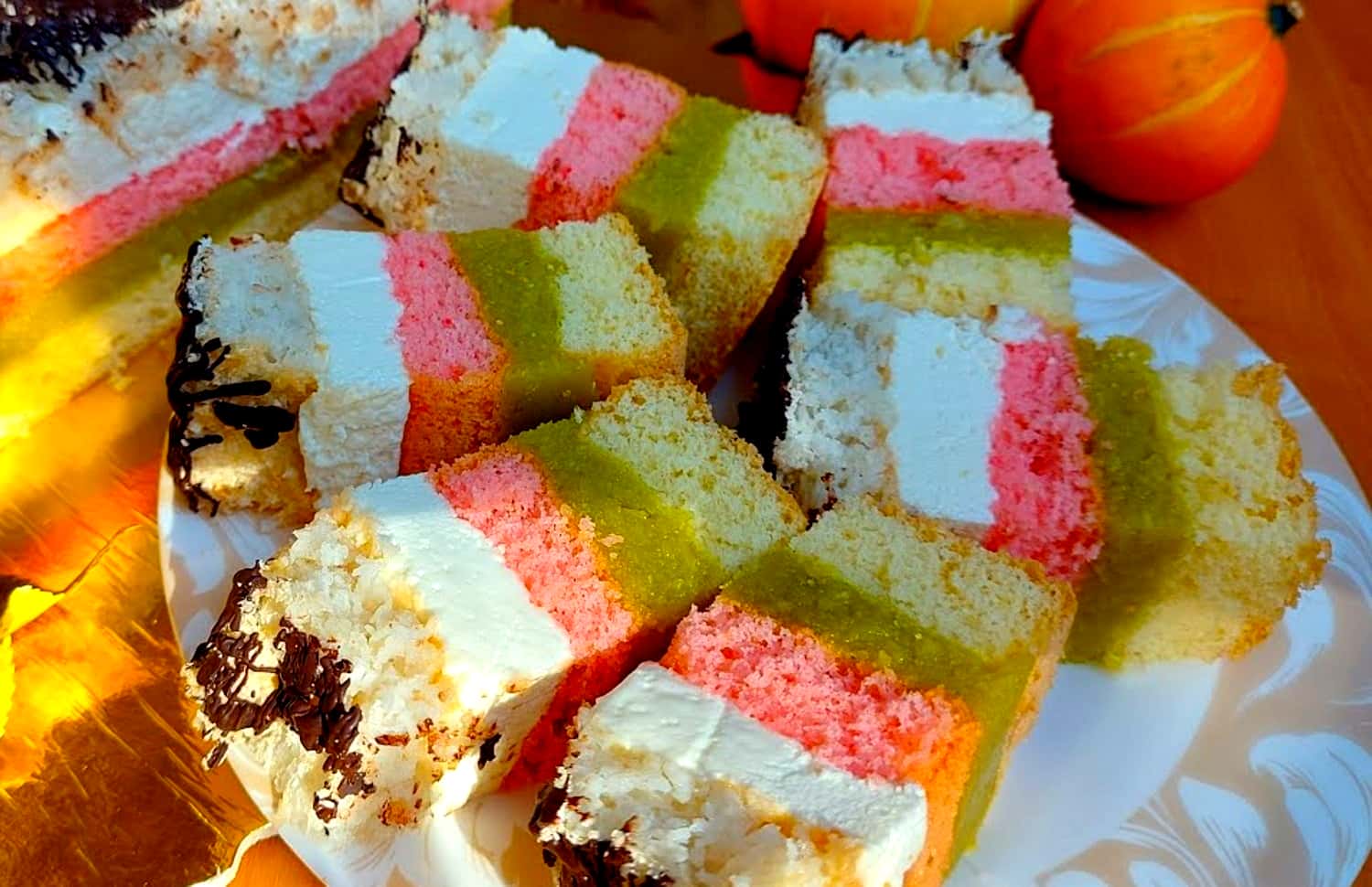 Яскравий і смачний польський пляцок з яблуками, вершкового-сирним кремом та бісквітними коржами