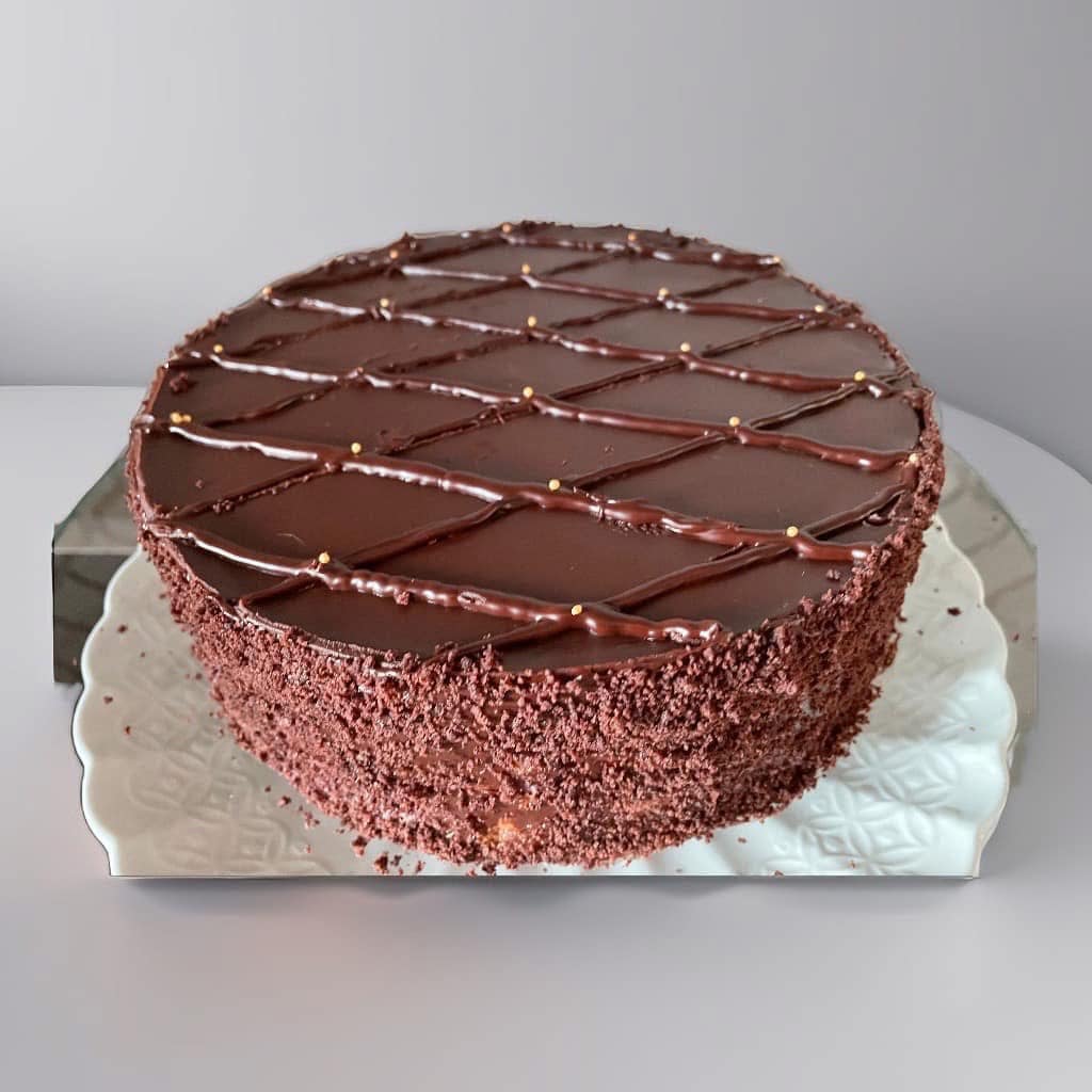 «ПРАГА» по ДСТУ - Тортик дуже смачний, абрикосовий джем надає легку кислинка та смак,а празький крем незамінний в цьому тортику