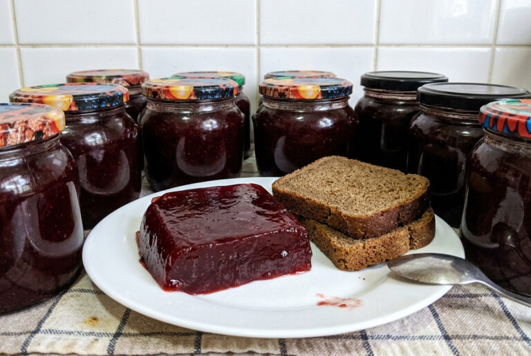 Готую джем із слив на зиму: густий, як холодець, і не падає з ложки 12 yt hotuyu dzhem iz slyv na zymu hustyy yak h CMnM0